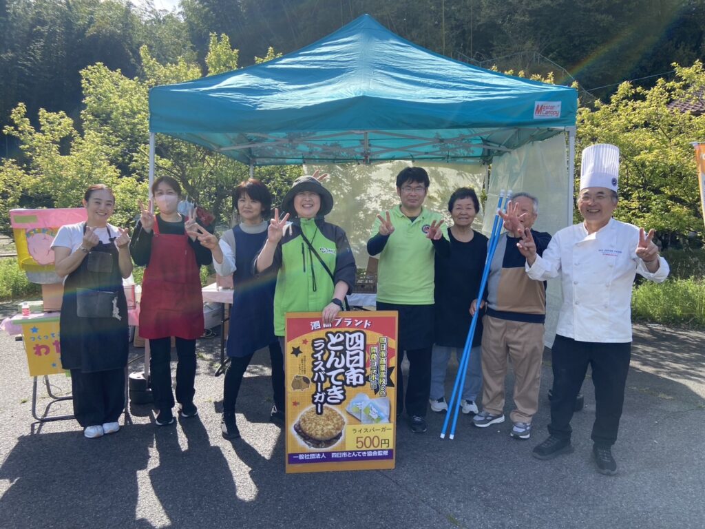 観音寺マルシェで四日市とんてきライスバーガーを提供