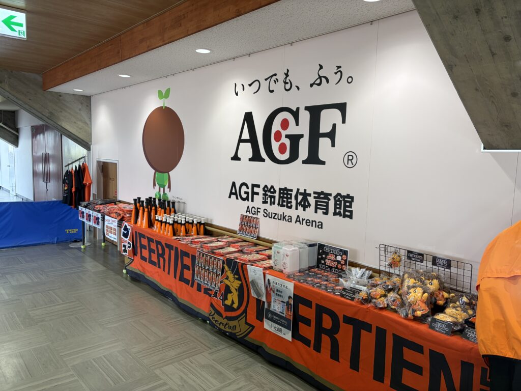 ヴィアテイン三重バスケットボールホームゲームで四日市とんてきライスバーガーを提供しました。