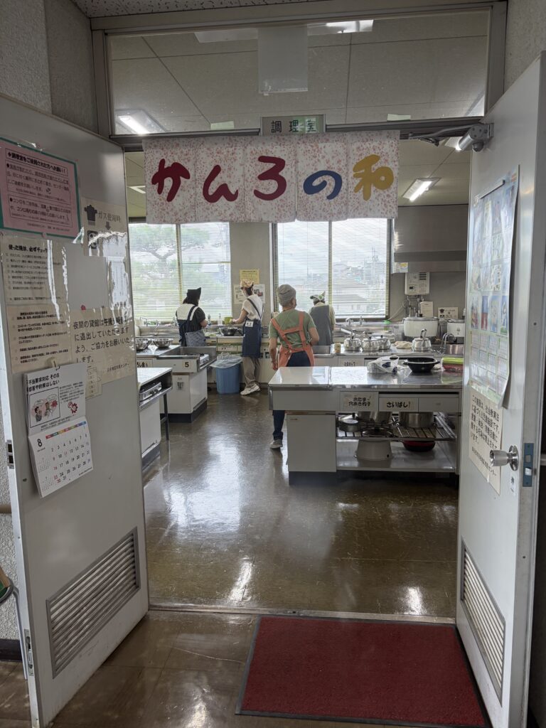 子供食堂で四日市とんてきを提供